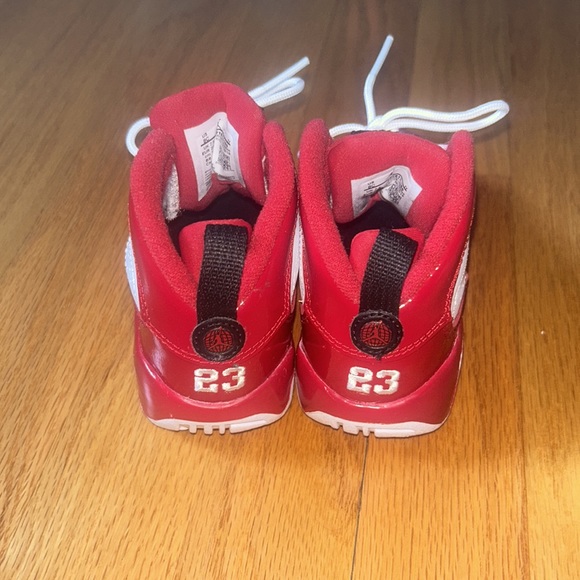 LIKE NEW: Air Jordan 11 Retro with patent leather cherry soles - Picture 3 of 9